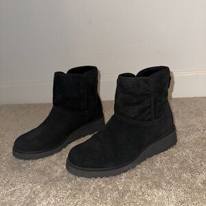 UGG - Size 7 - Black